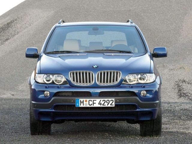 Front view of a 2004 BMW X5