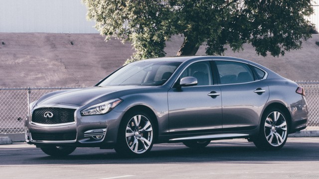 Side view of the 2015 Infiniti Q70 L
