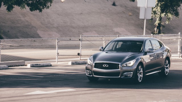 Front view of the 2015 Infiniti Q70L